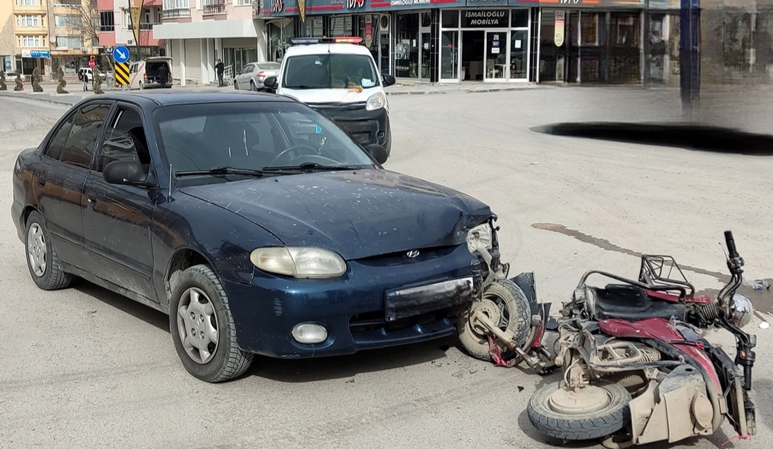 Kulu'da otomobil ile elektrikli bisiklet çarpıştı 1 yaralı