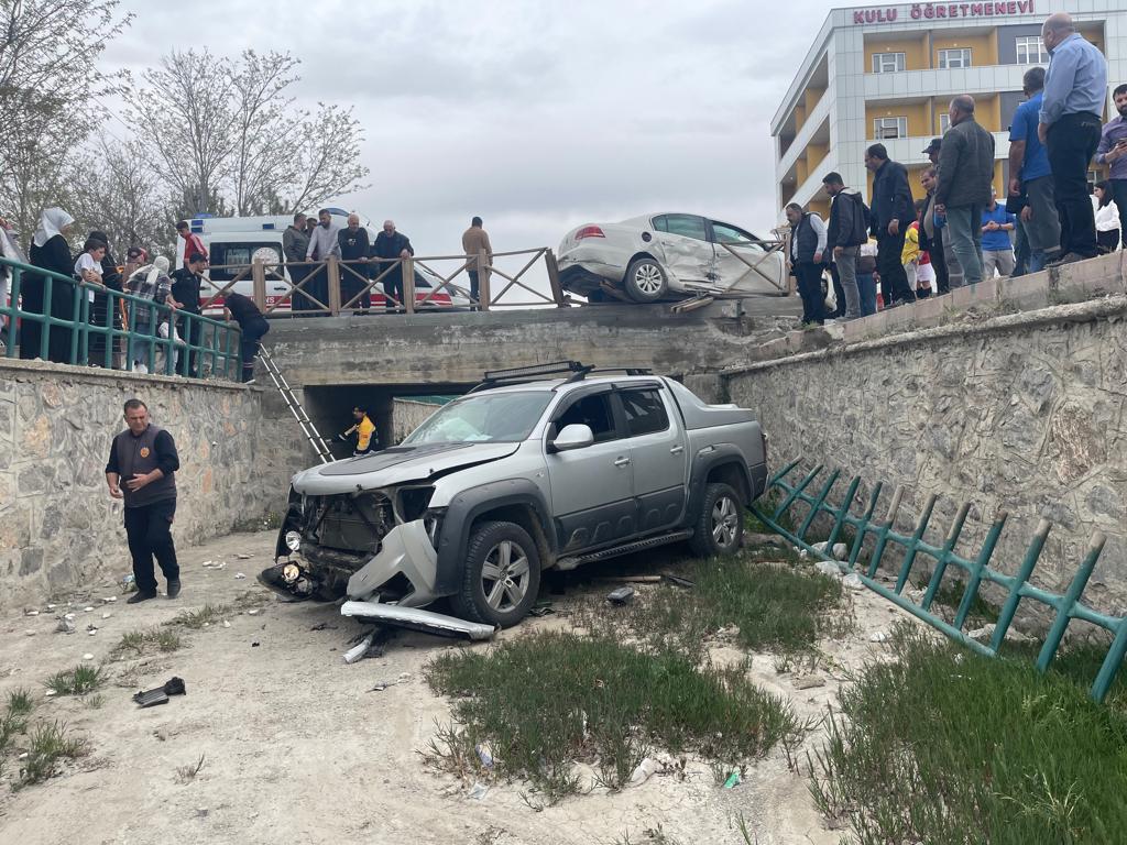 Kulu'da trafik kazası, kamyonet dere yatağına düştü; 4 yaralı