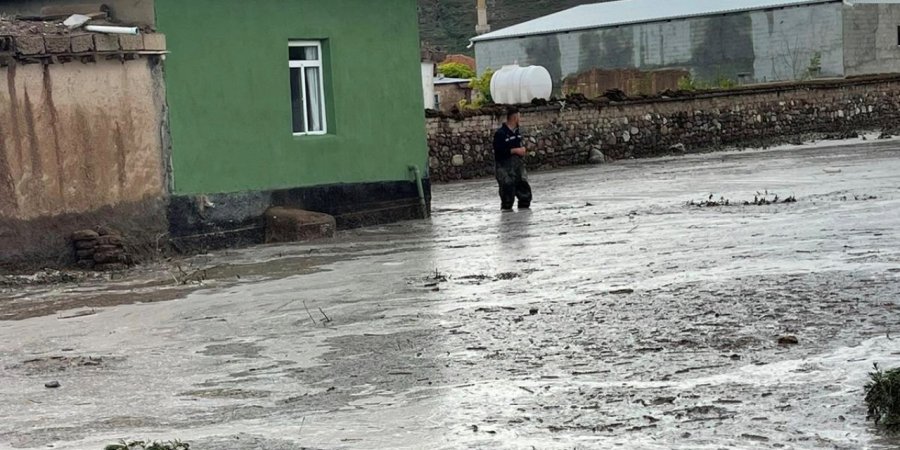 Kulu’da etkili olan sağanak nedeniyle dere taştı, ev ve iş yerlerini su bastı