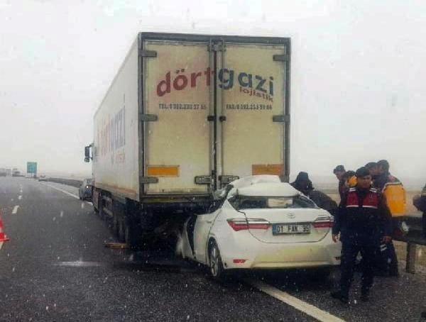 Niğde-Ankara Otoyolu'nda TIR'a arkadan çarpan otomobil sürücüsü hayatını kaybetti