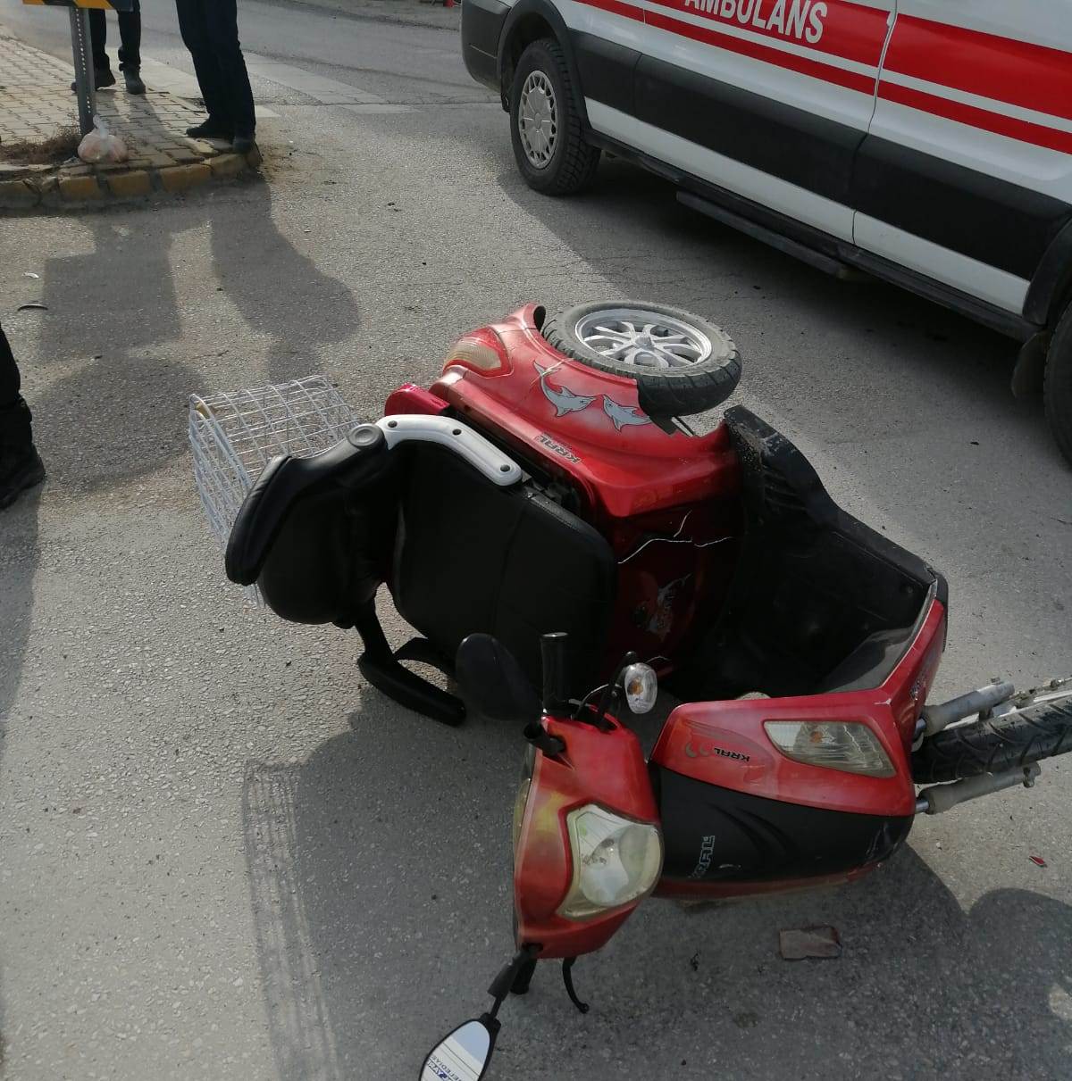 Kulu'da hafif ticari aracın çarptığı elektrikli moped sürücüsü yaralandı