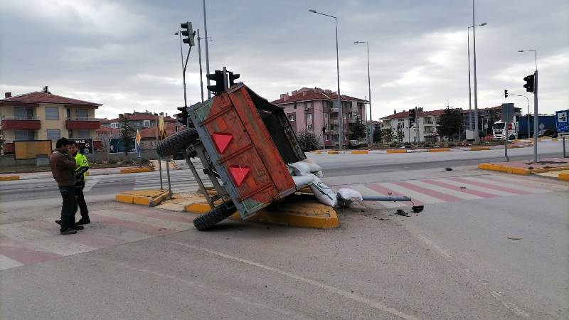 Kulu’da römork devrildi maddi hasar meydana geldi