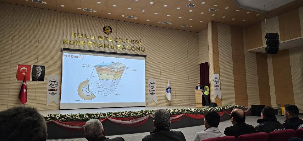 Kulu'da depremde hayatını kaybedenler için anma ve konferans düzenlendi