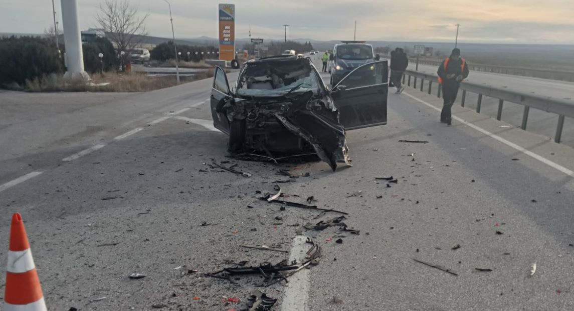 Kulu'da kamyona arkadan çarpan otomobildeki 2 kişi ağır yaralandı